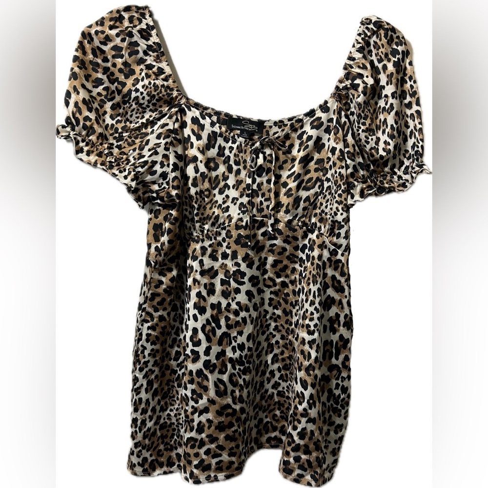 Suzanne Betro Women’s baby doll puffy sleeve leopard print blouse. Size L